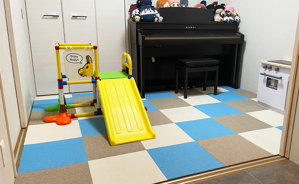 和室にはタイルカーペットを置くだけで一気にカラフルな子供部屋に