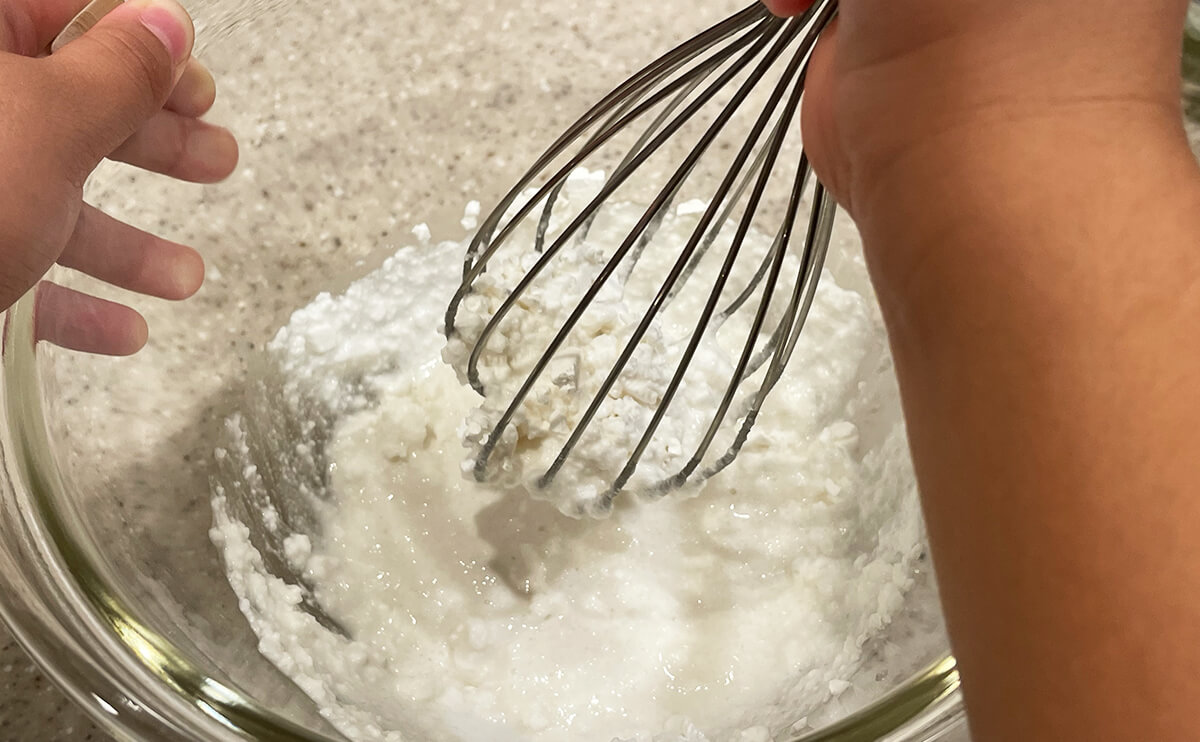 白玉粉70g、グラニュー糖（粉砂糖）30g、水100mlを入れて粉気がなくなるまで混ぜる