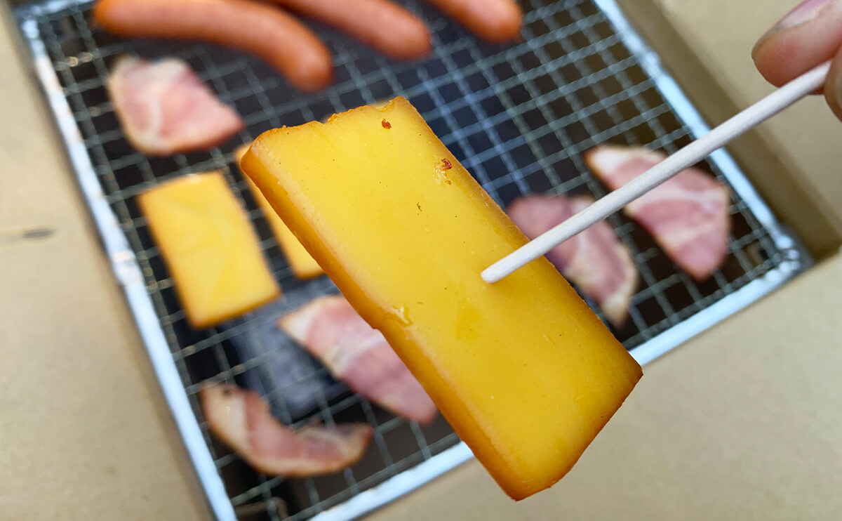 チーズやベーコンは一目で燻製されたことがわかるほど