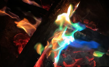 焚き火の炎がレインボーに？虹色に変わる魔法の粉「アートファイヤー」がつくるフォトジェニック