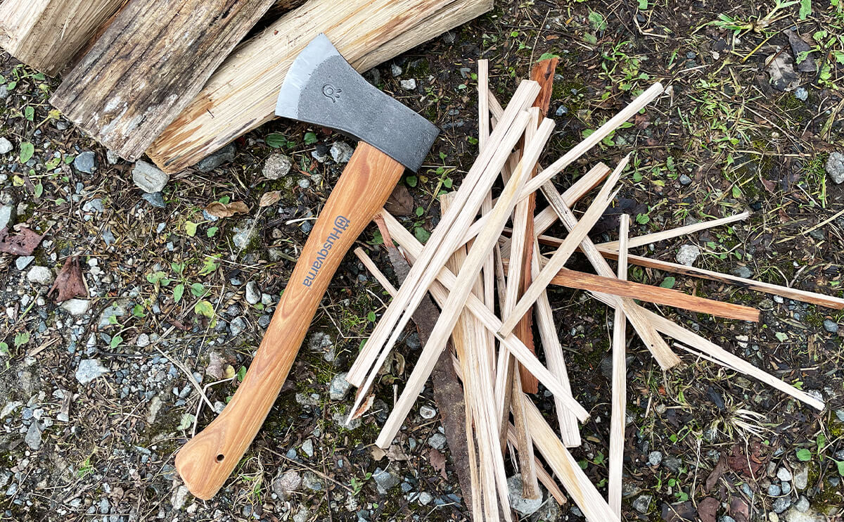手斧の重量を利用して、割った薪をさらに細かくするのも簡単