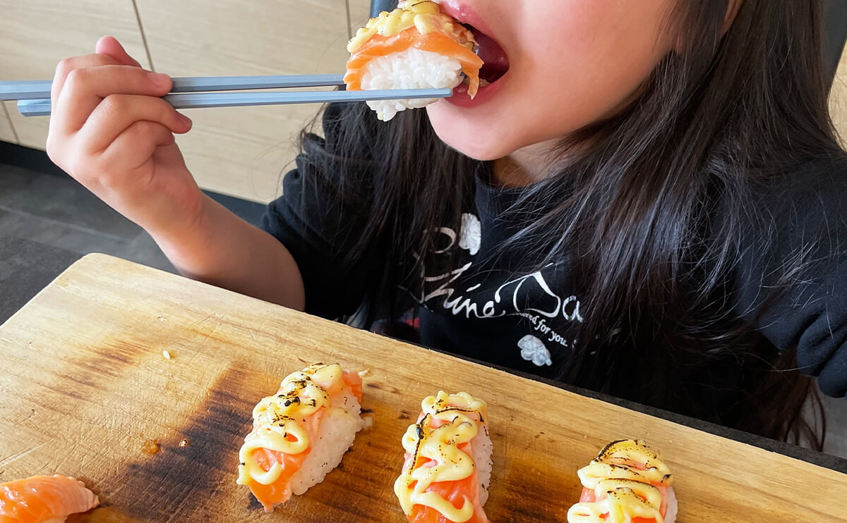 自分でつくった炙りサーモン寿司を食べるのは普段食べるお寿司よりおいしく感じるはず