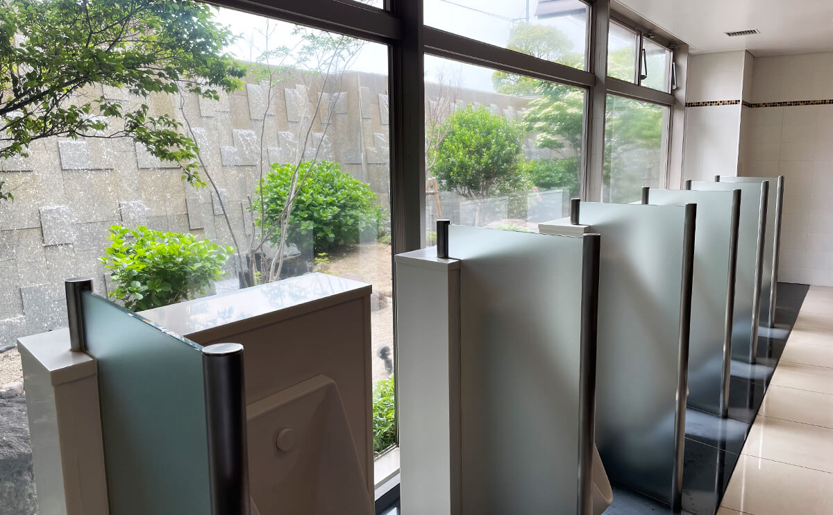 トイレの奥は全面ガラス張りになっていて、日本庭園のような風景