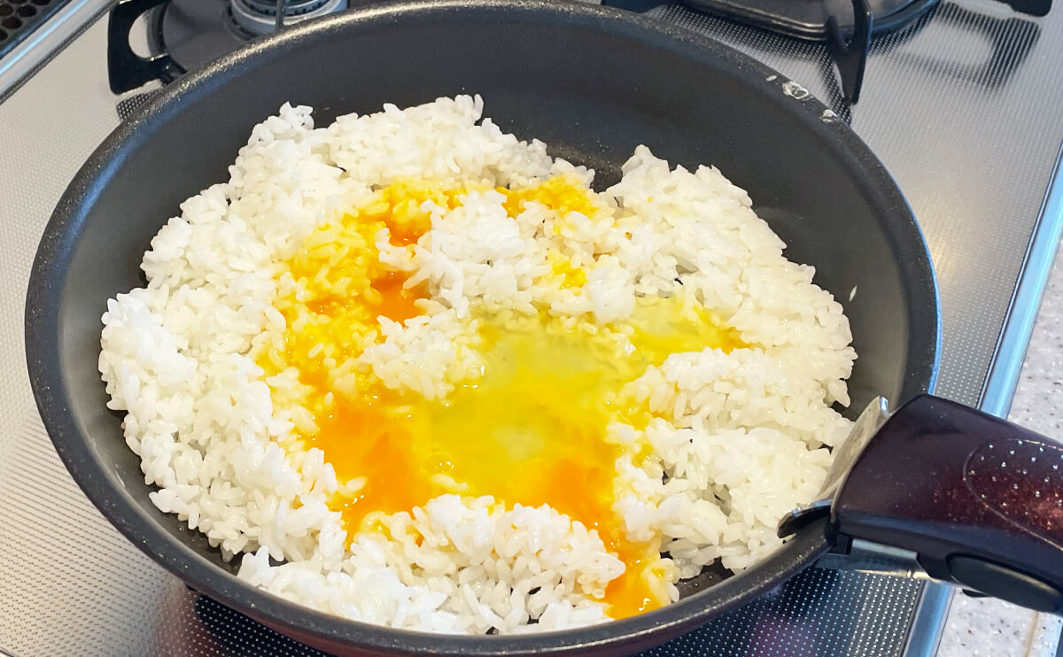 ご飯200gと卵を炒めます