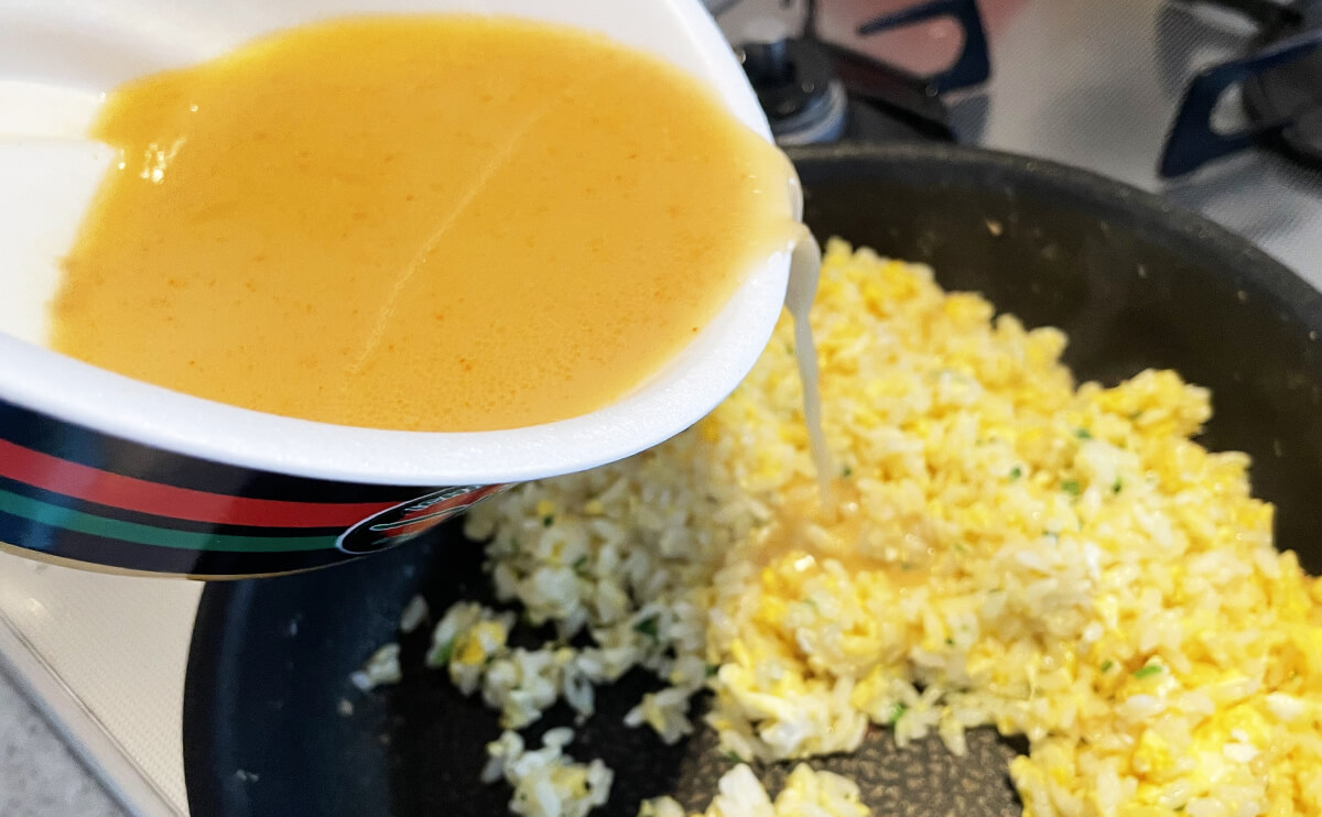 余った一蘭カップ麺のスープと青ねぎを入れて炒めれば完成！