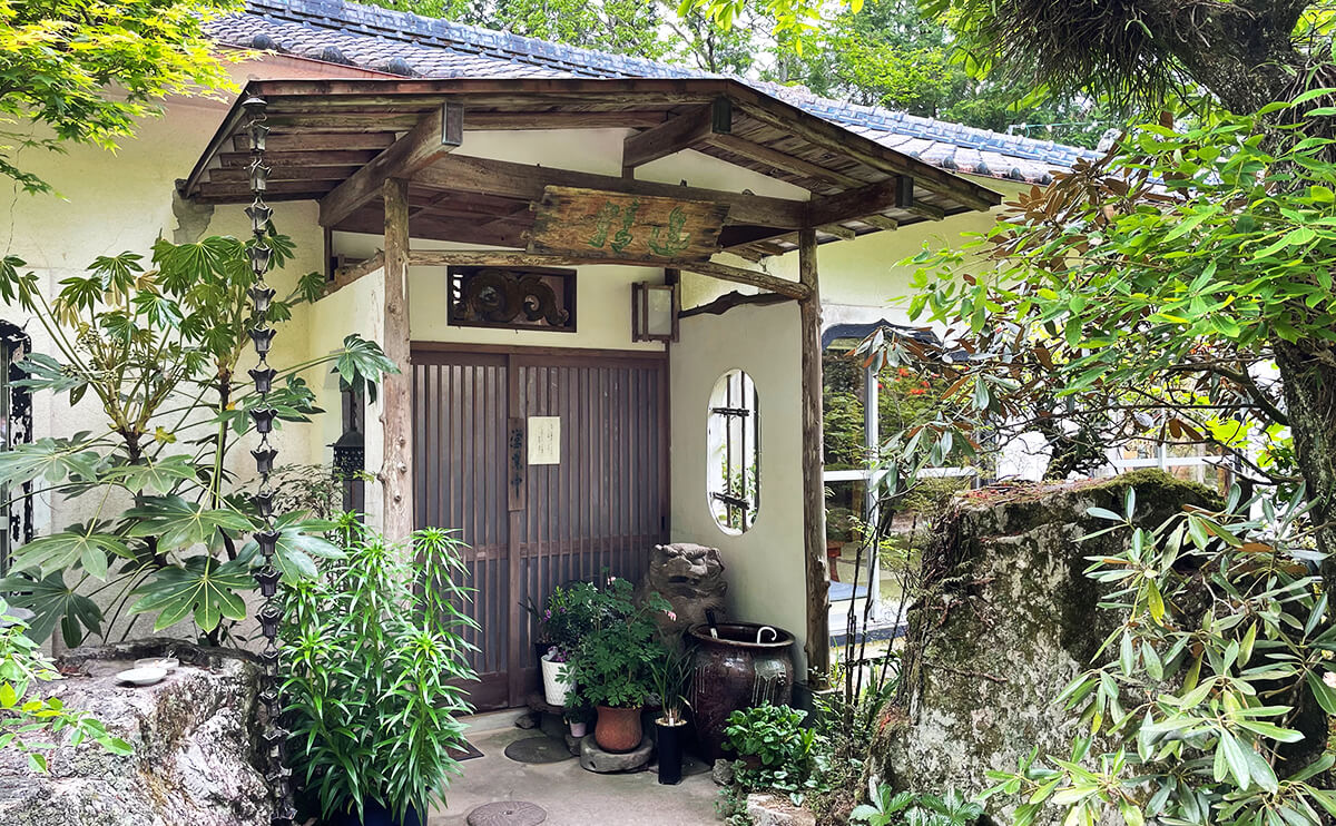 約2,500坪の庭に囲まれた日本家屋