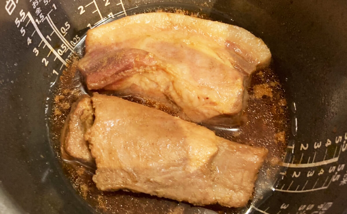 60～70℃程度の低温で豚肉のブロックをじっくりと加熱したチャーシュー