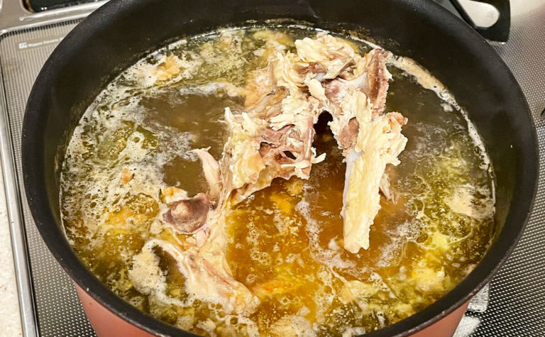 コストコのロティサリーチキンで残った骨から作る鶏ガラスープ！丸ごと一羽の骨を煮込んだ簡単お手軽スープ