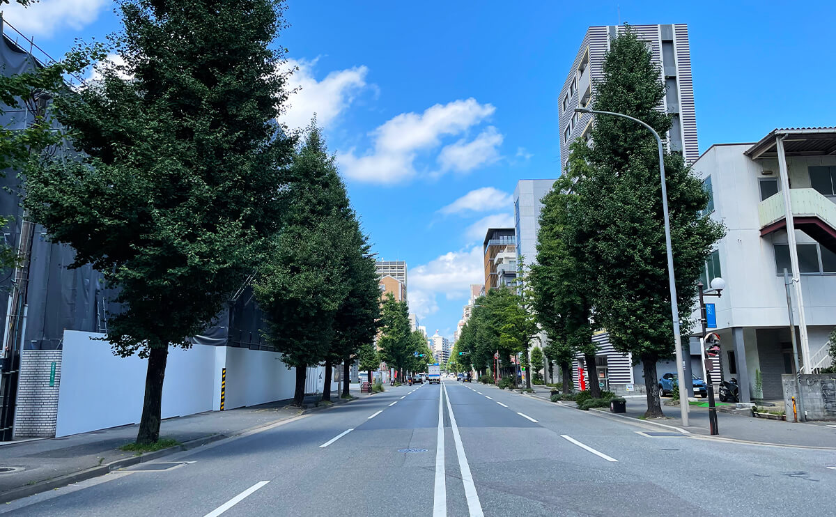 博多駅までは徒歩で13分の距離で、近いと言えば近く、遠いといえば遠い中途半端