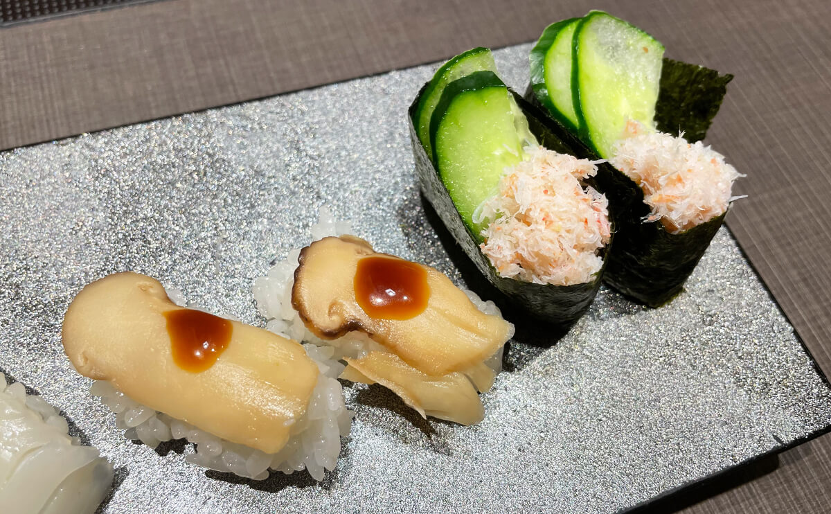 ゆず庵のお寿司には秋の食材、松茸を使った「松茸寿司」と「かに軍艦」