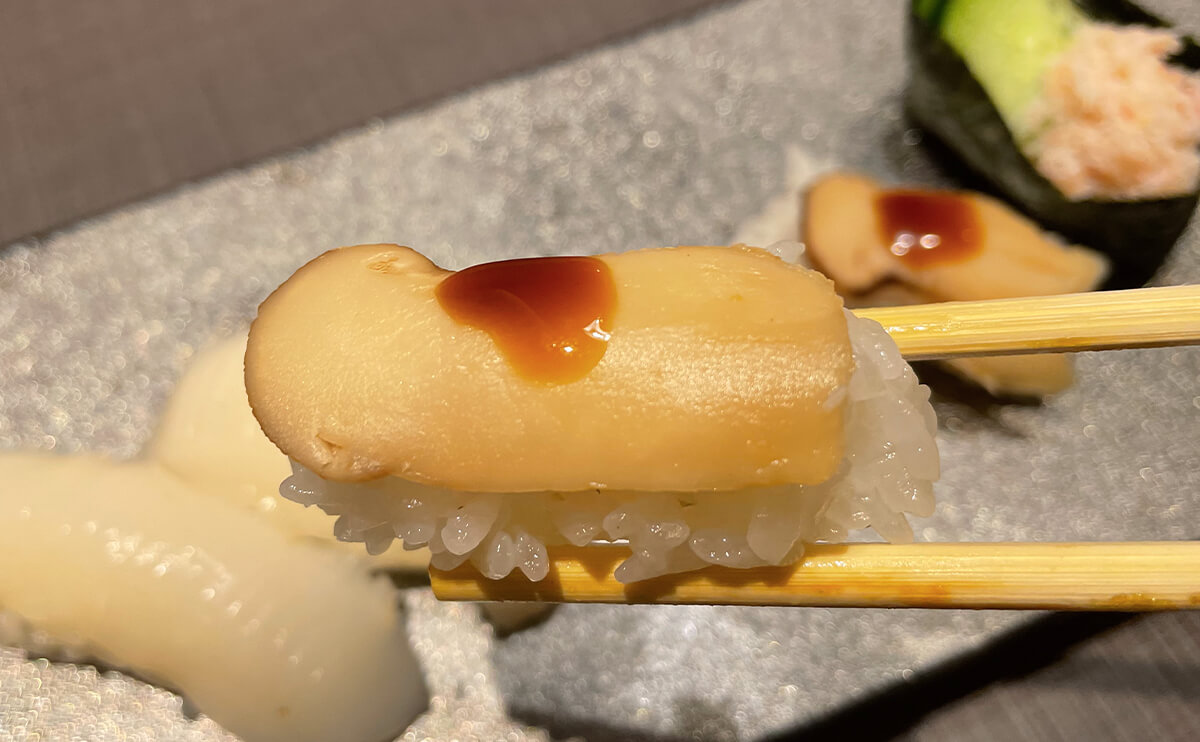 松茸寿司は小指ぐらいのサイズでシャリよりも小さい