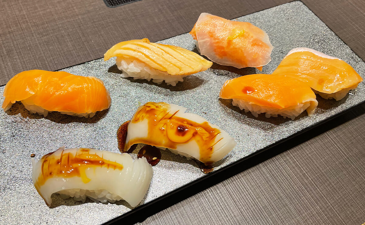 サーモン三種盛「サーモンづくし」と海鮮ユッケ寿司