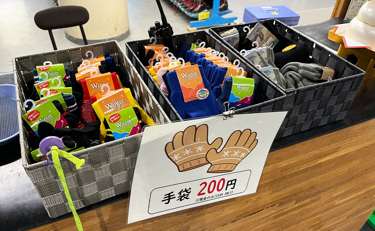 レンタルカウンターで200円の手袋が販売
