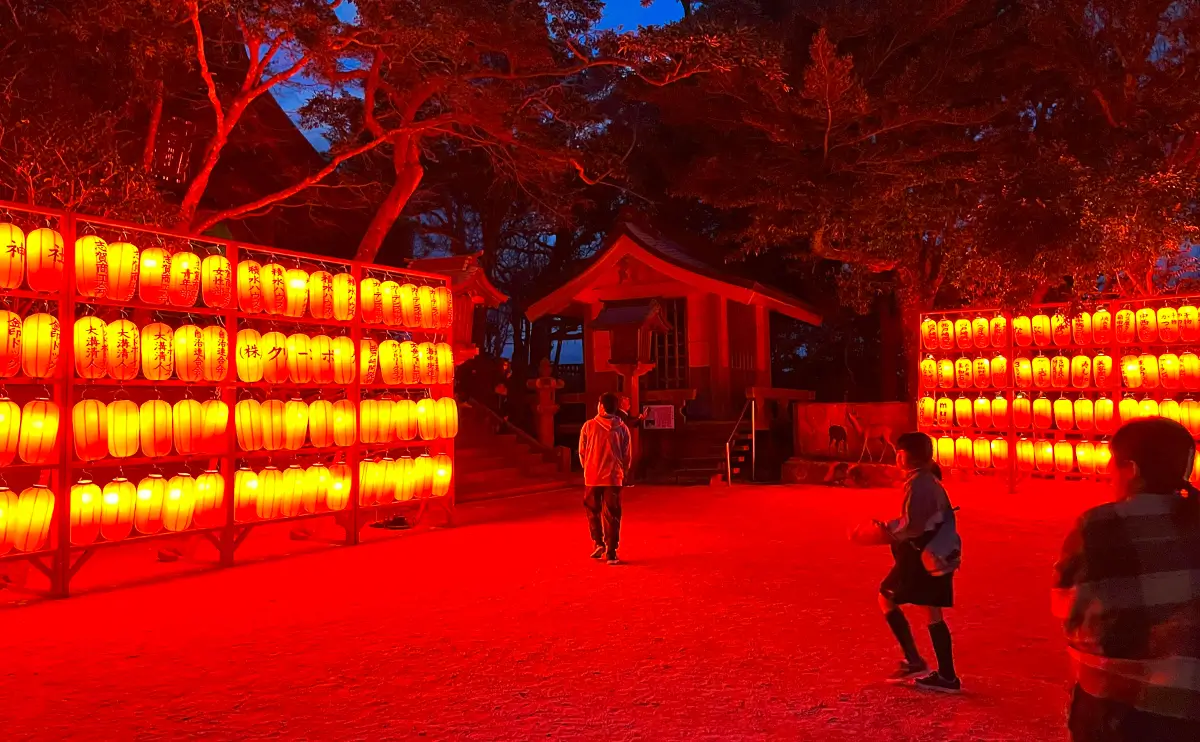 志賀海神社の広場には協賛している企業の提灯